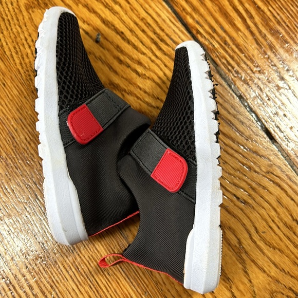 Cat and Jack black toddler water shoes. Good condition. Size 7. - Picture 5 of 8